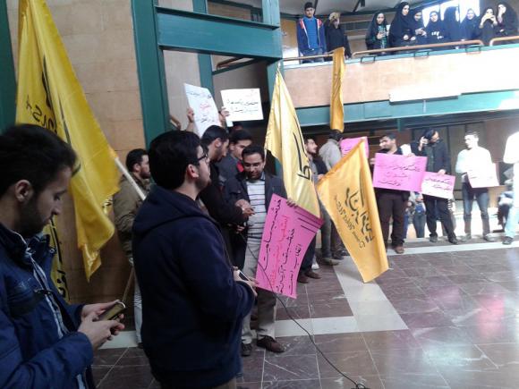 تجمع دانشجویان دانشگاه بوعلی سینا در اعتراض به نحوه برگزاری مراسم 16 آذر