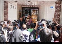 تجمع مقابل خانه سینما همچنان ادامه دارد/ توحیدی: منتظر بازگشت احمدی‌نژاد از سفر می‌مانیم